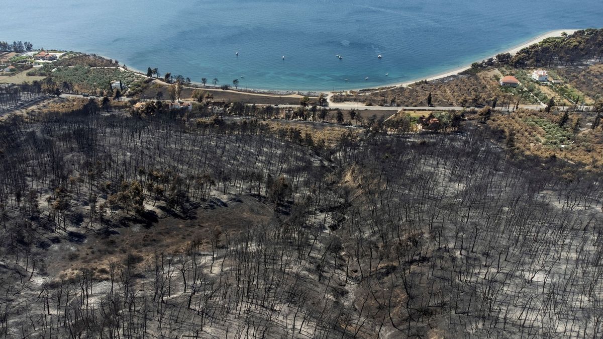 Záběry z dronu na řecké spáleniště. Po zlepšení zemi čekají opět vedra a vítr